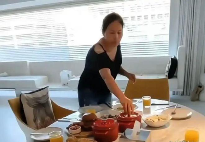 菲郁躁症复发开跑车直奔豪宅吊唁大S开元棋牌小S回应斥资百万包机汪小(图4)